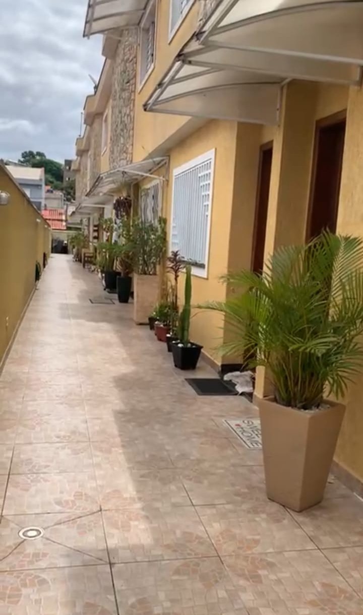 Sobrado à Venda em Condomínio no Bairro Parada XV de Novembro